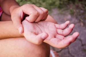 Read more about the article Right-Hand Itching – What Does It Mean?